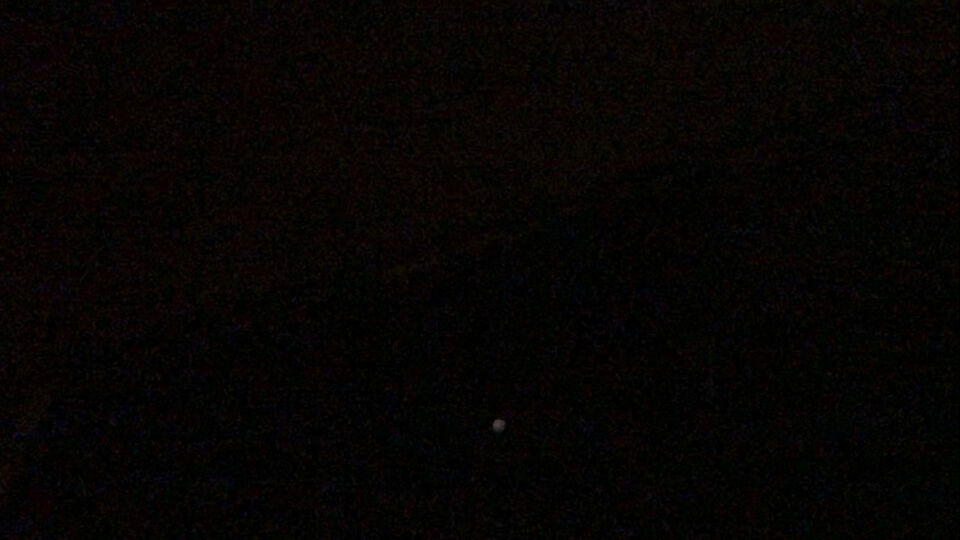 Lichtbol hing bij me balkon en schoot omhoog. Zie video. foto