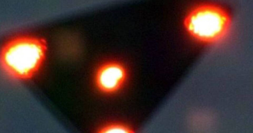 Triangle UFO ufa gezien met rode lichten foto