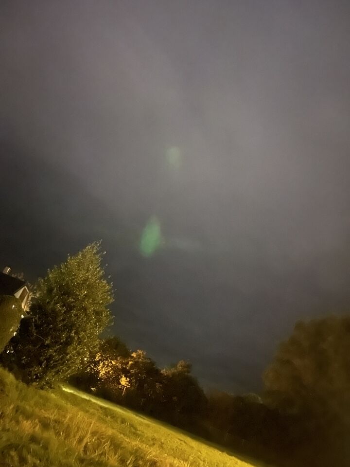 Groene lichtballen zeer snel bewegend in meerdere richtingen foto