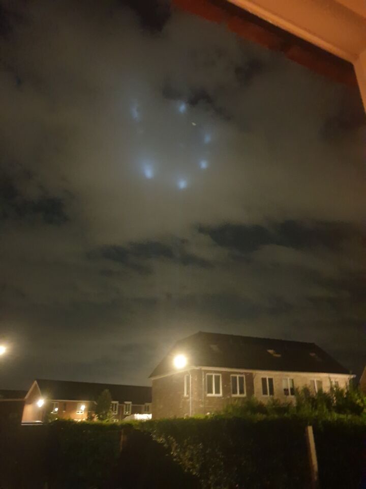 Witte vierkante licht plekken in de lucht kris kras door elkaar foto