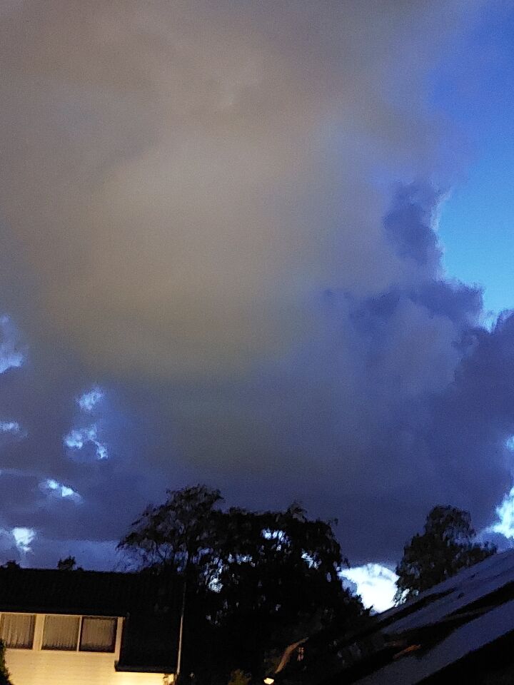 Bewegende lichtbollen in grote wolk foto