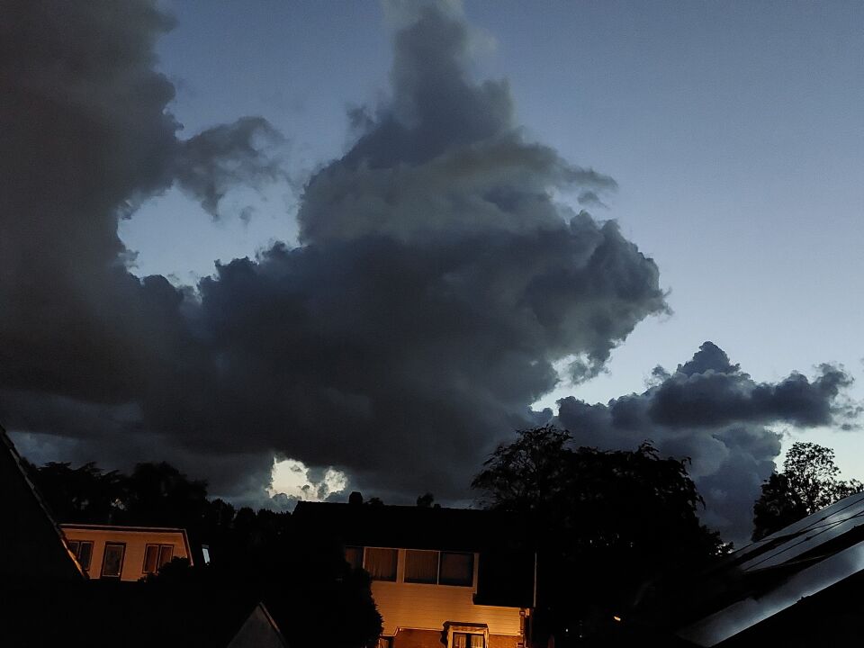 Bewegende lichtbollen in grote wolk foto