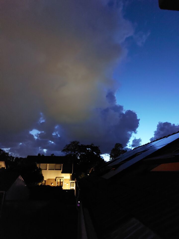 Bewegende lichtbollen in grote wolk foto