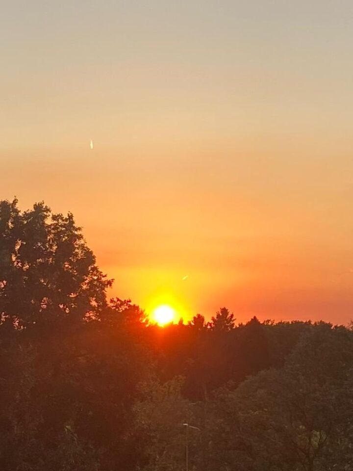 Verticaal object lijkt stil te hangen in de lucht foto