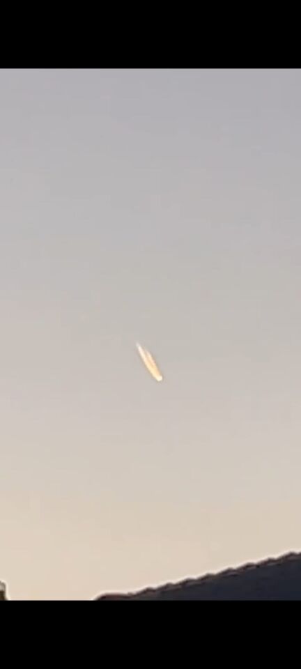 Vallend lichtpunt met twee brandende staarten in v vorm foto
