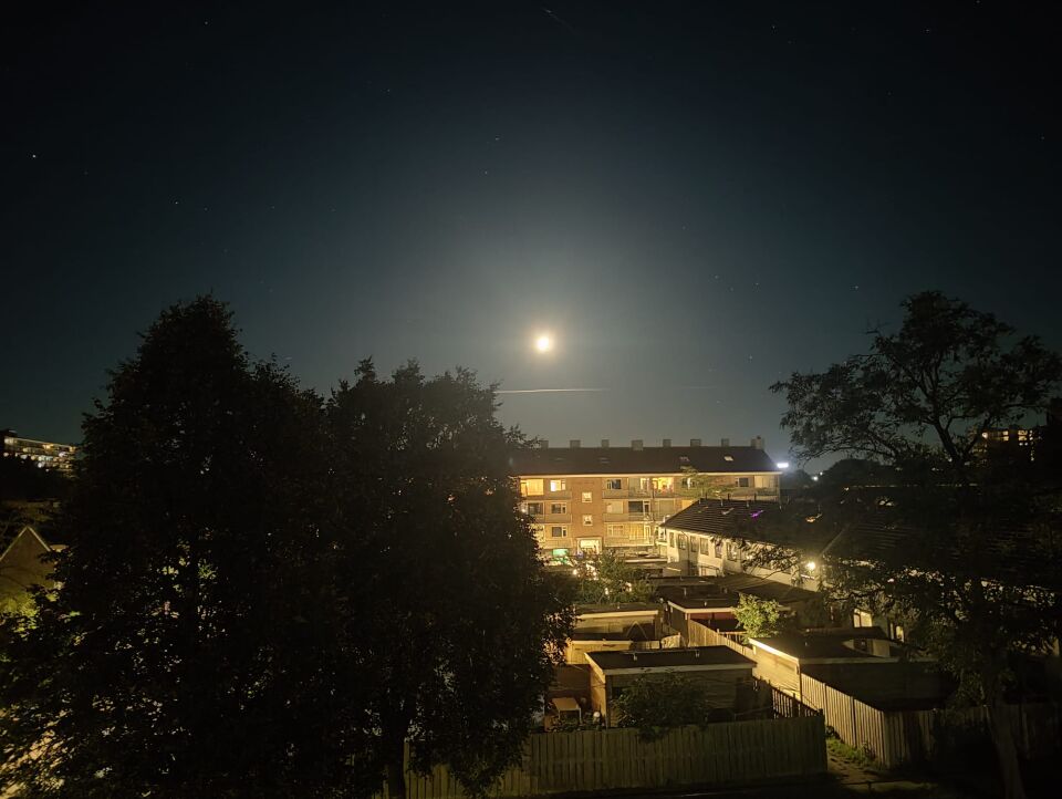 Een lange duidelijke streep onder de maan is nu nog te zien vanuit zwolle foto