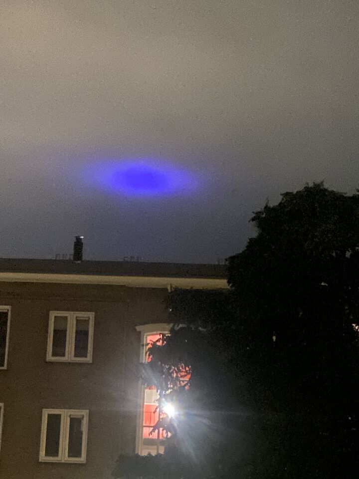 Blauwe bal van licht veranderend van Pos naar links langzaam dovend foto