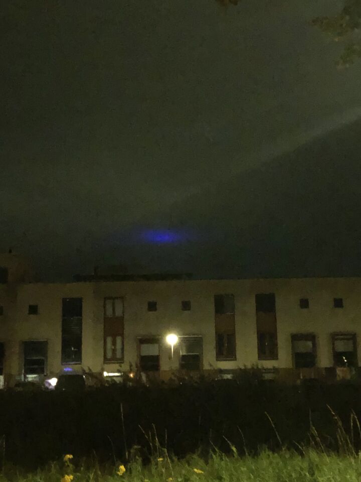 Blauw licht in de lucht boven Zwolle foto