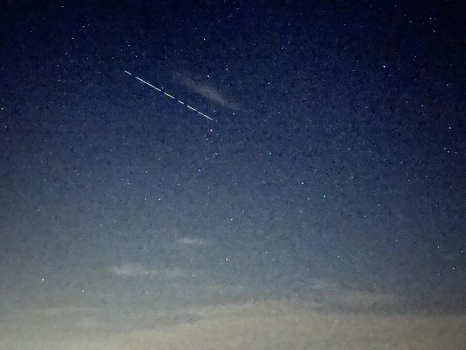 Treintje van lichten aan de hemel. foto