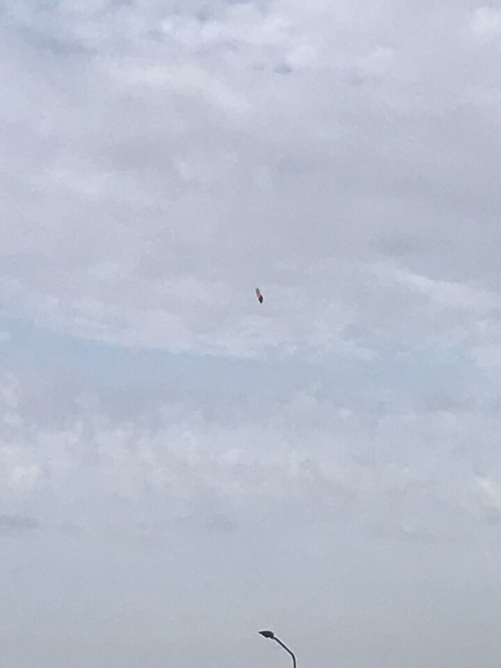 Raar soort rood bewegend voorwerp in de lucht foto