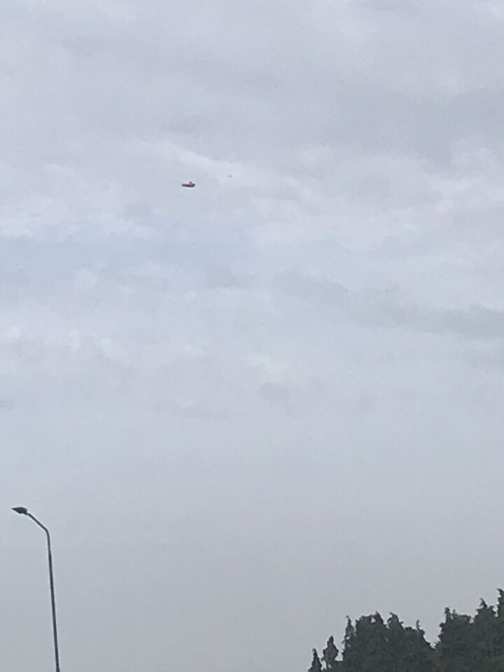 Raar soort rood bewegend voorwerp in de lucht foto