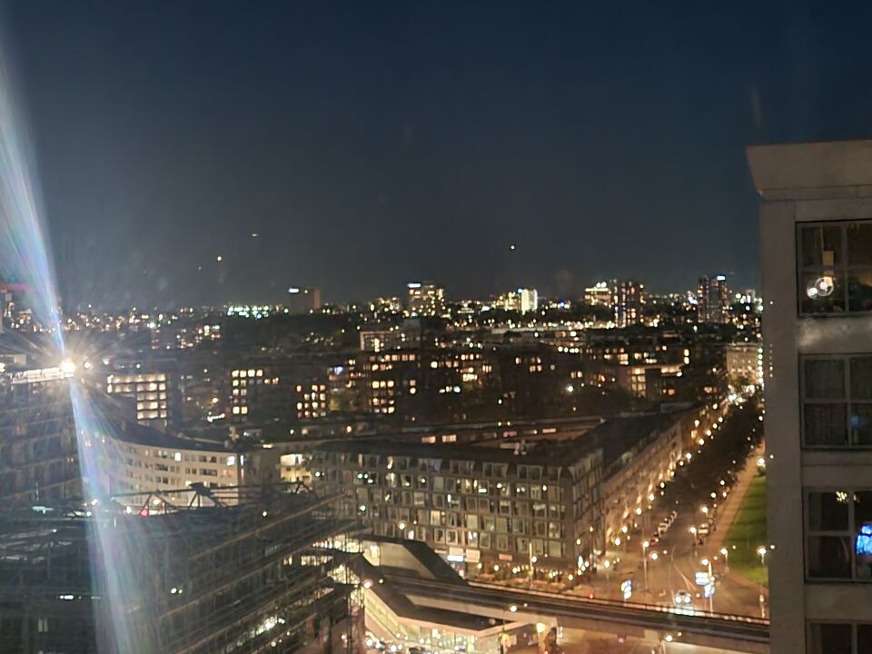 Helderwit object splitsend in meerdere heldere objecten boven Rotterdam. foto