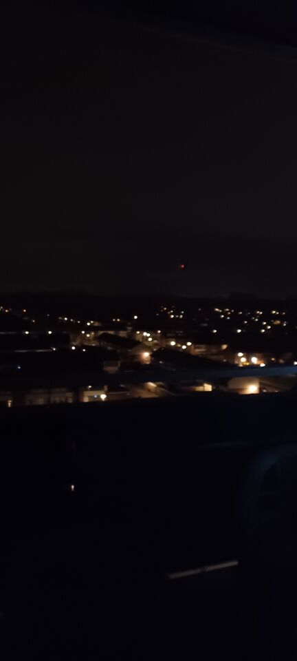 Lichtbol rood/oranje stilstaand, rechte beweging in groen en geel/wit foto