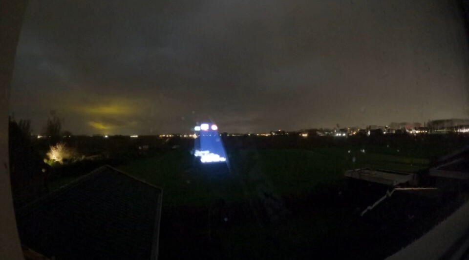 Webcam heeft drie lichtbollen boven ons weiland gefilmd foto