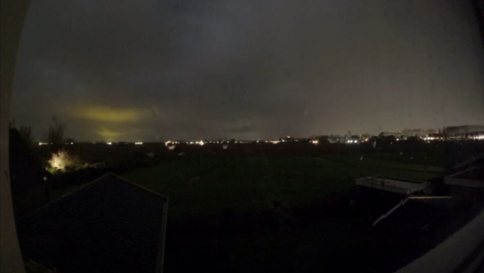 Webcam heeft drie lichtbollen boven ons weiland gefilmd foto