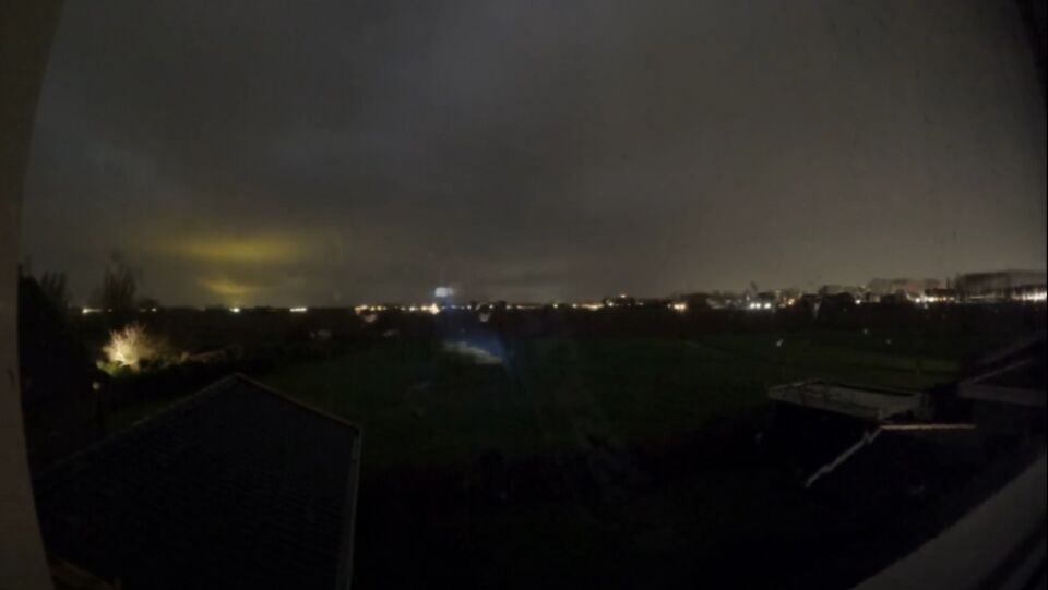 Webcam heeft drie lichtbollen boven ons weiland gefilmd foto