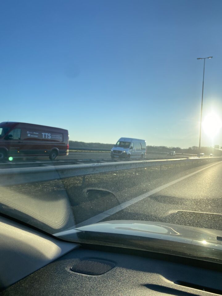 3 lichtpunten in driehoek stil hangend, zeker 8 minuten. foto