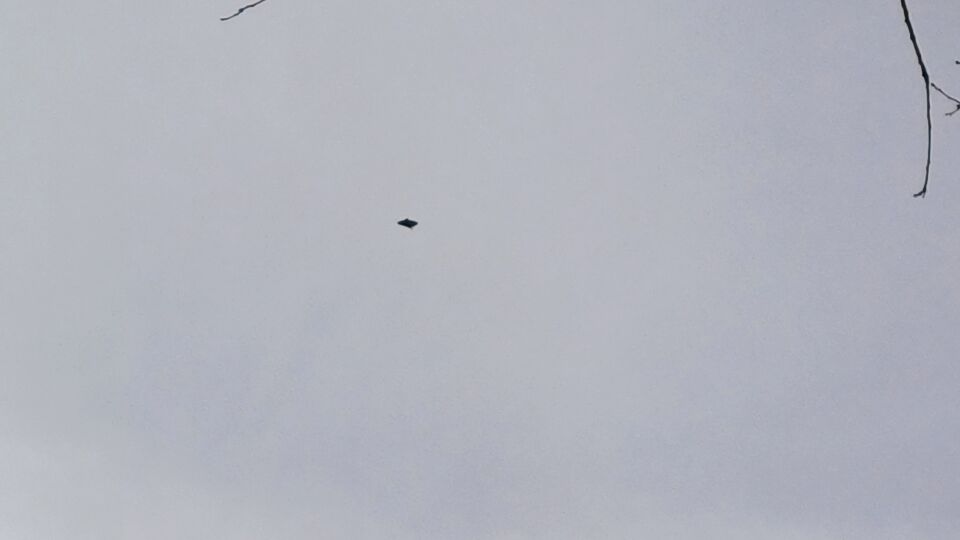 Raar voorwerp vloog door de lucht in een rechte lijn. foto