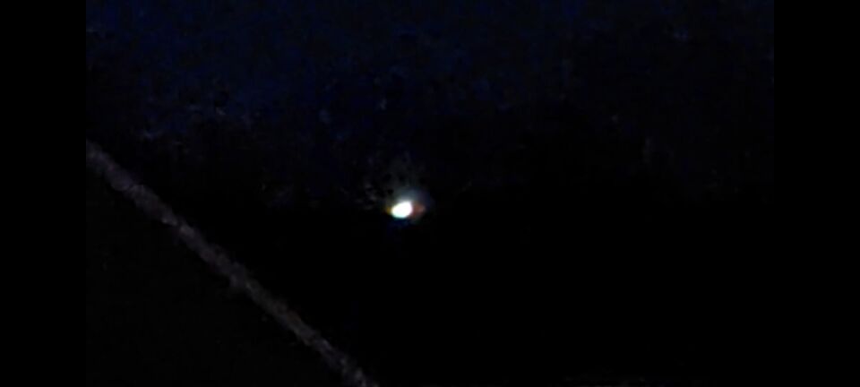 Vreemde lichtbol vanuit Veldhoven, langzaam bewegend foto