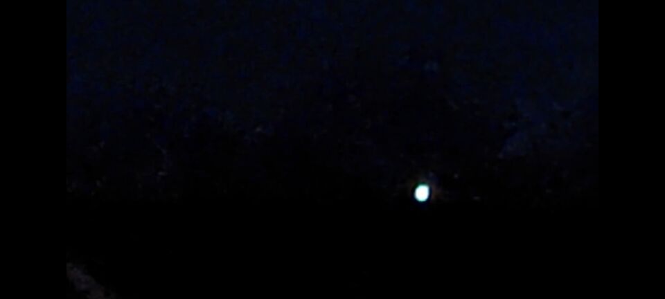 Vreemde lichtbol vanuit Veldhoven, langzaam bewegend foto