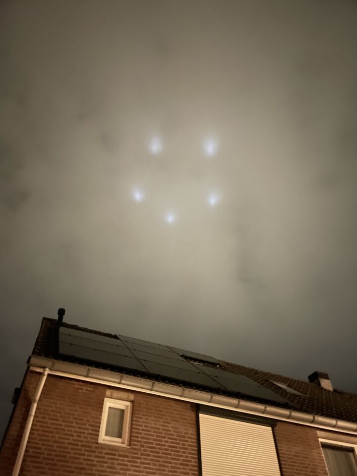 Vanaf 21:15 een 5 hoek met stilstaande lichtpunten weg rond 21:50 foto