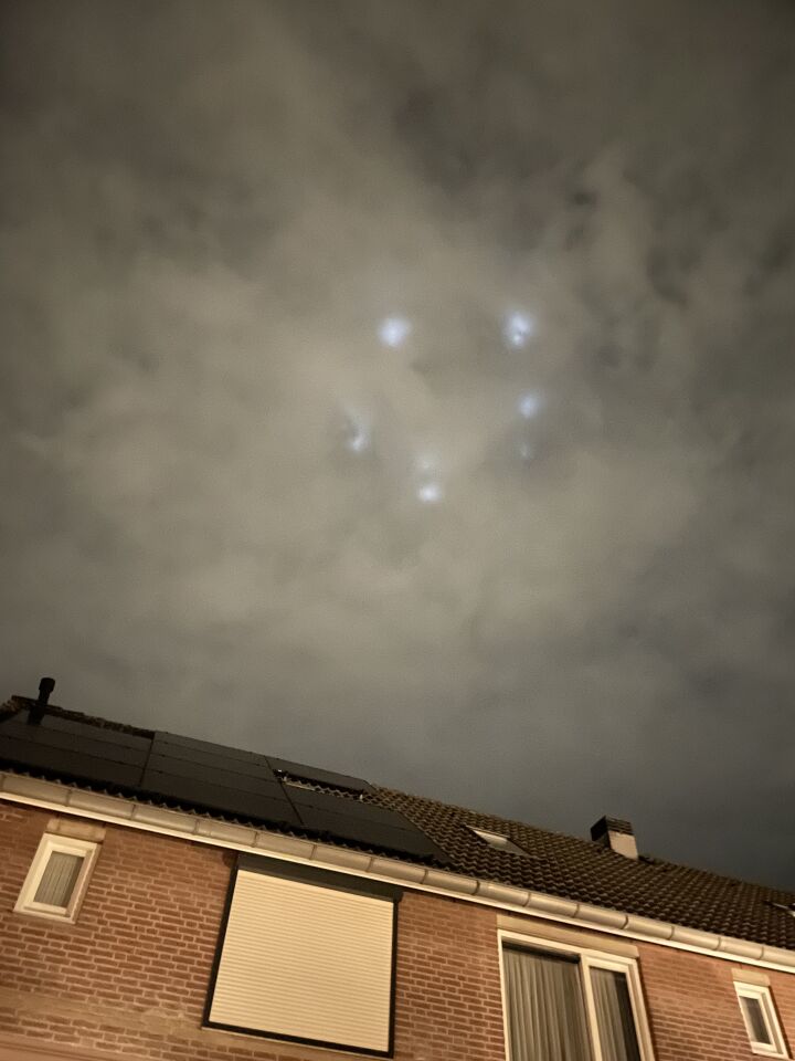 Vanaf 21:15 een 5 hoek met stilstaande lichtpunten weg rond 21:50 foto