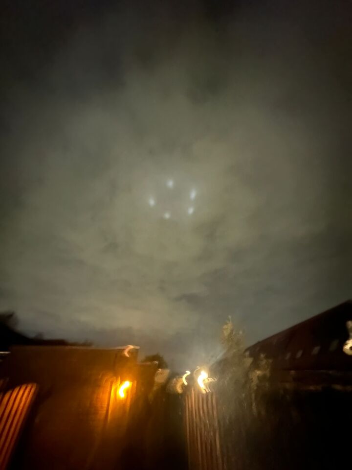 Lichtpunten in de lucht die stilstaan foto