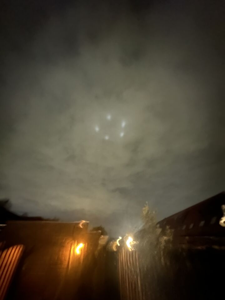 5 licht bollen die veranderde naar 10 of weer minder foto