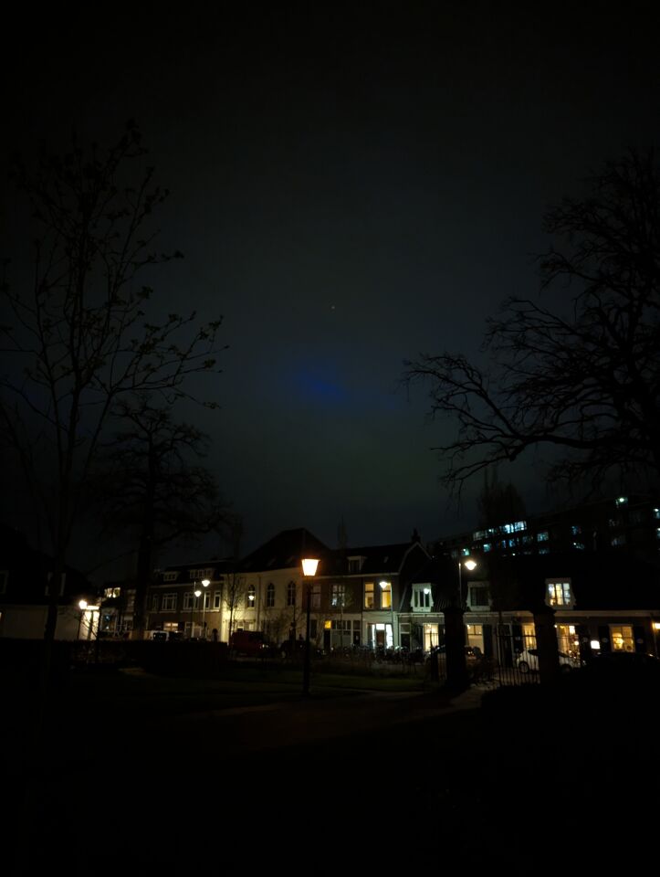 Blauwe waas en bewegende lichtbollen en stralen foto