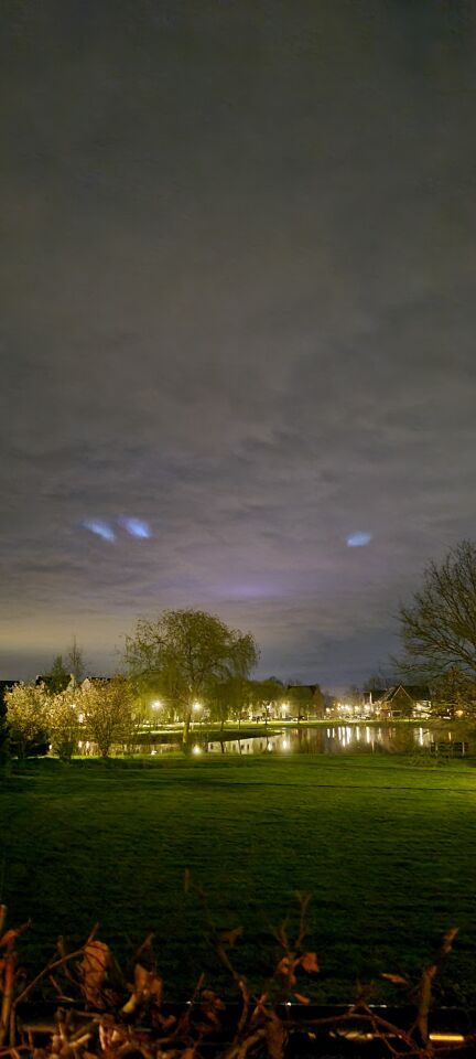 Paarse gloed met daaruit vierkante lichten die snel van noord naar zuid schieten foto