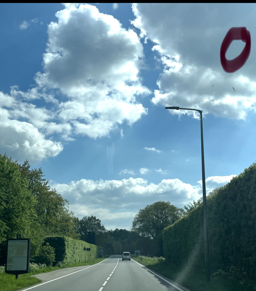 Rond witte object of bol in de wolken foto