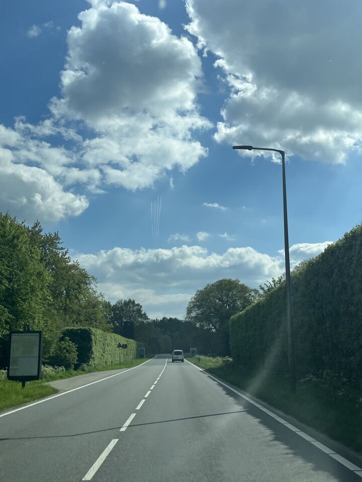 Rond witte object of bol in de wolken foto