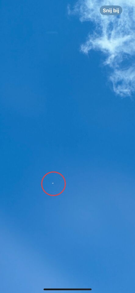 Stil hangende bollen boven de A7 zuidoost beemster foto