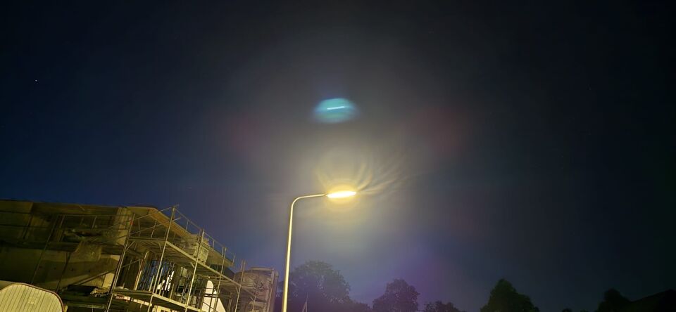 Groen van kleur vorm van een disk vloog geruisloos foto