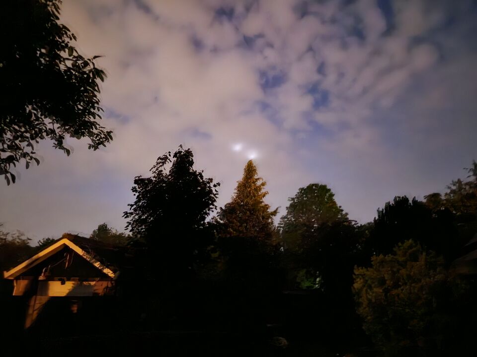 Licht bollen vliegen heel snel over. Staan plots stil en lossen op foto