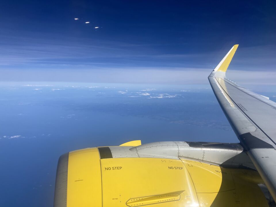 Drie witte schijven elkaar volgend en plots verdwijnen. foto