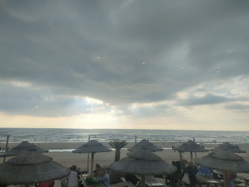 Foto gemaakt van de lucht aan het strand, zag langgerekte licht objecten op foto foto