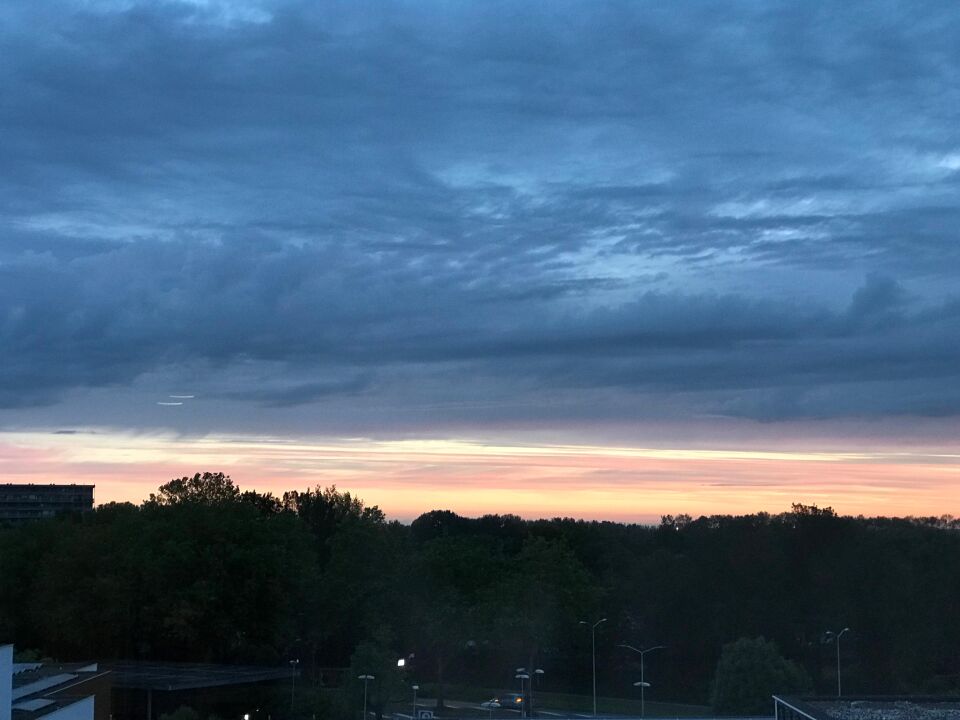 2 kralenkettingen van lichtjes boven elkaar foto