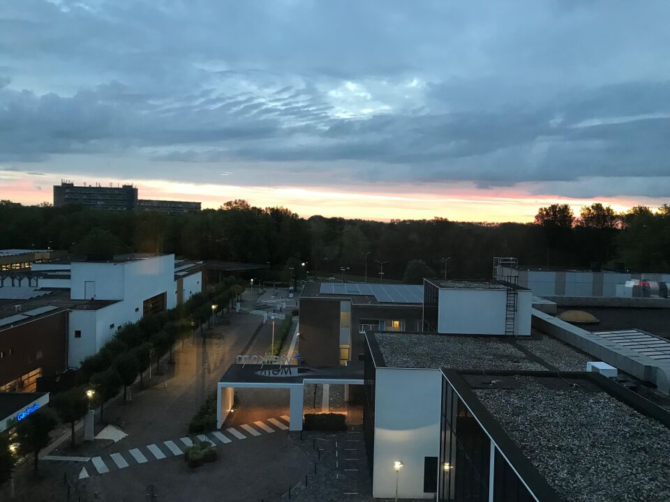 2 kralenkettingen van lichtjes boven elkaar foto