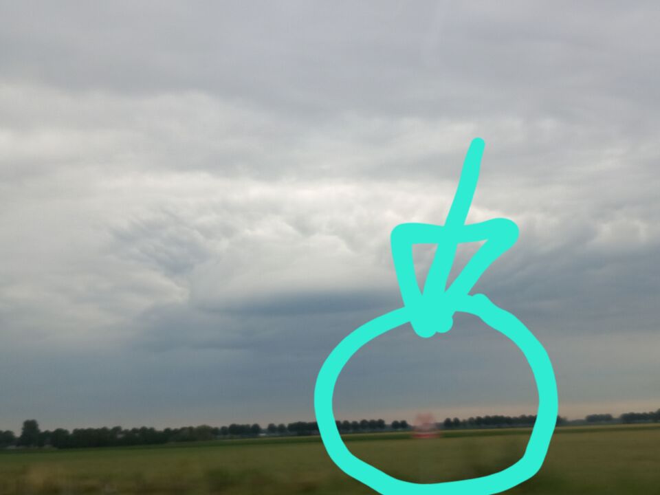 Vreemd object onder wolk foto