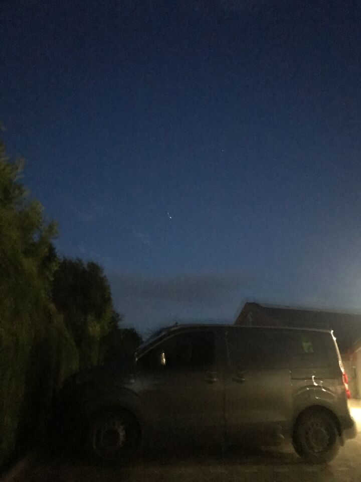 Twee lichtpunten die in een lijn van oost naar west bewogen. foto