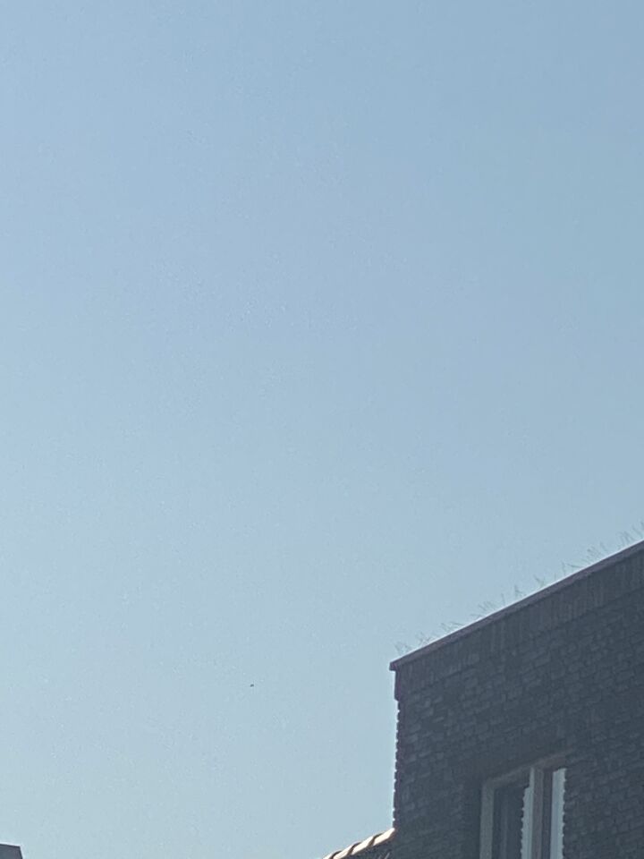 Zwart cilindervormig object boven de Noordzee nabij IJmuiden. foto