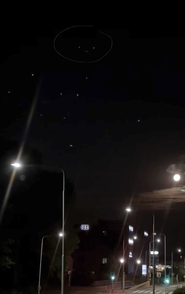 Laagvliegende UFO met video: rode lichten en geruisloos foto