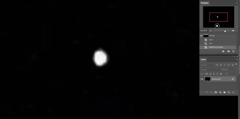 Bright white circular object moving unlike a plane, satellite or drone foto