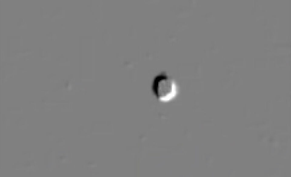 Bright white circular object moving unlike a plane, satellite or drone foto