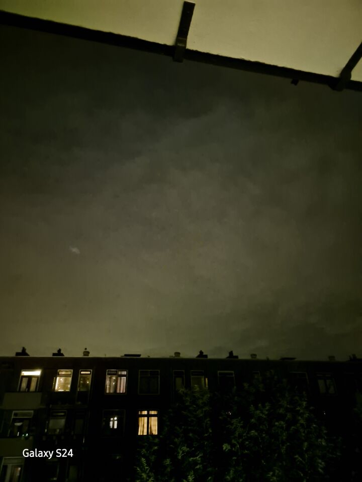 Zwevende witte licht dat snel beweegt, verdwijnt steeds en kom weer terug foto