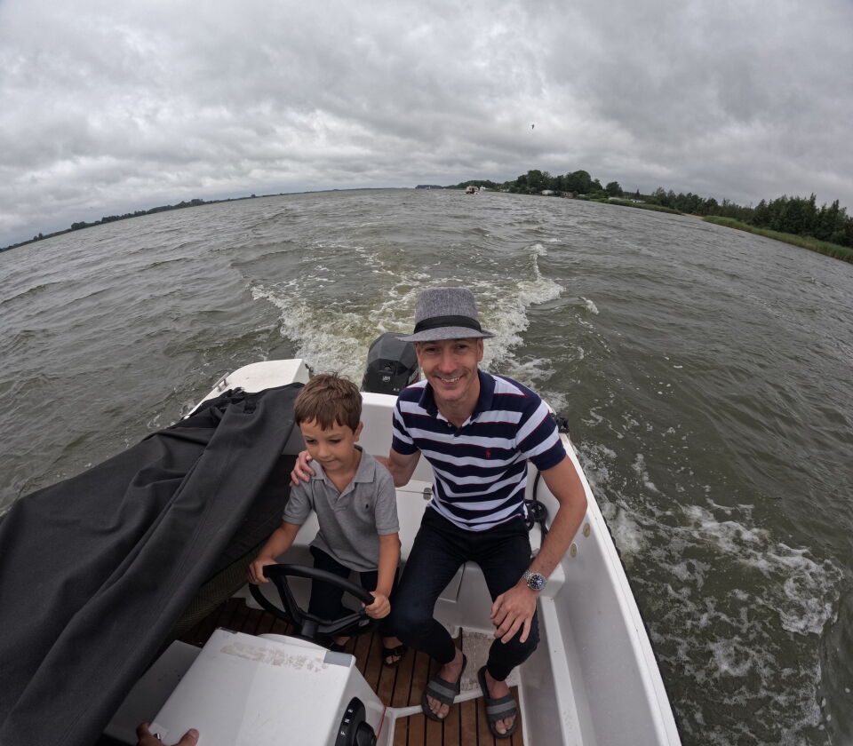 Stilstaand object in lucht. Bij volgende foto weg. foto