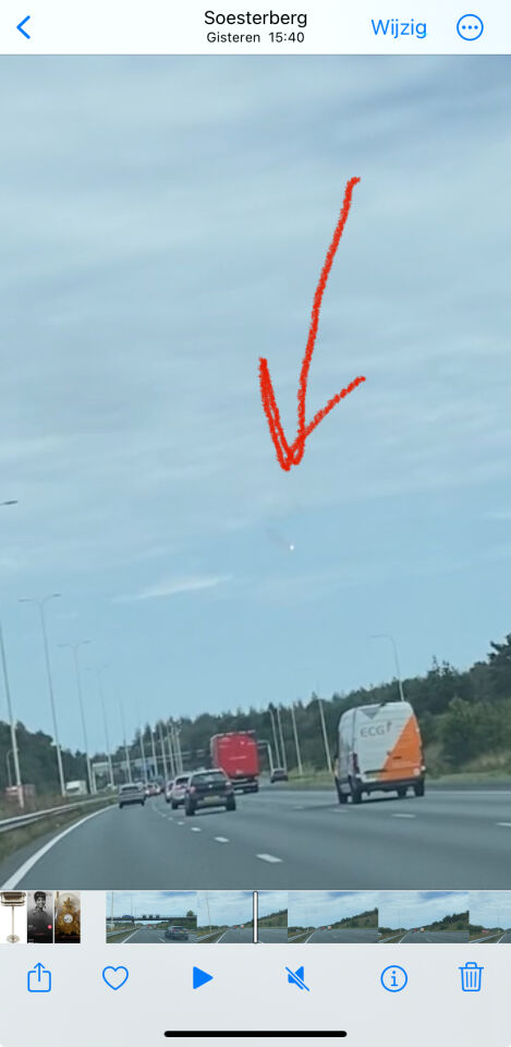 Een brandend voorwerp, fel licht en rook foto