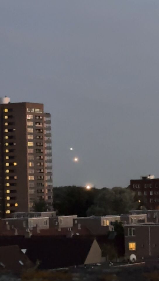 Meerdere lichtbollen van verschillende groten en wisselend van wit naar oranje foto