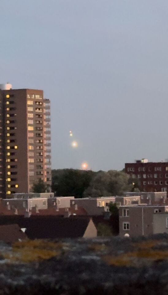 Meerdere lichtbollen van verschillende groten en wisselend van wit naar oranje foto